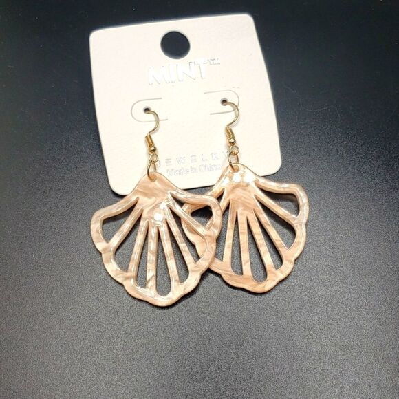 BOHO Beach Seashell Pearl Accent Seashell Earrings - Picture 1 of 1